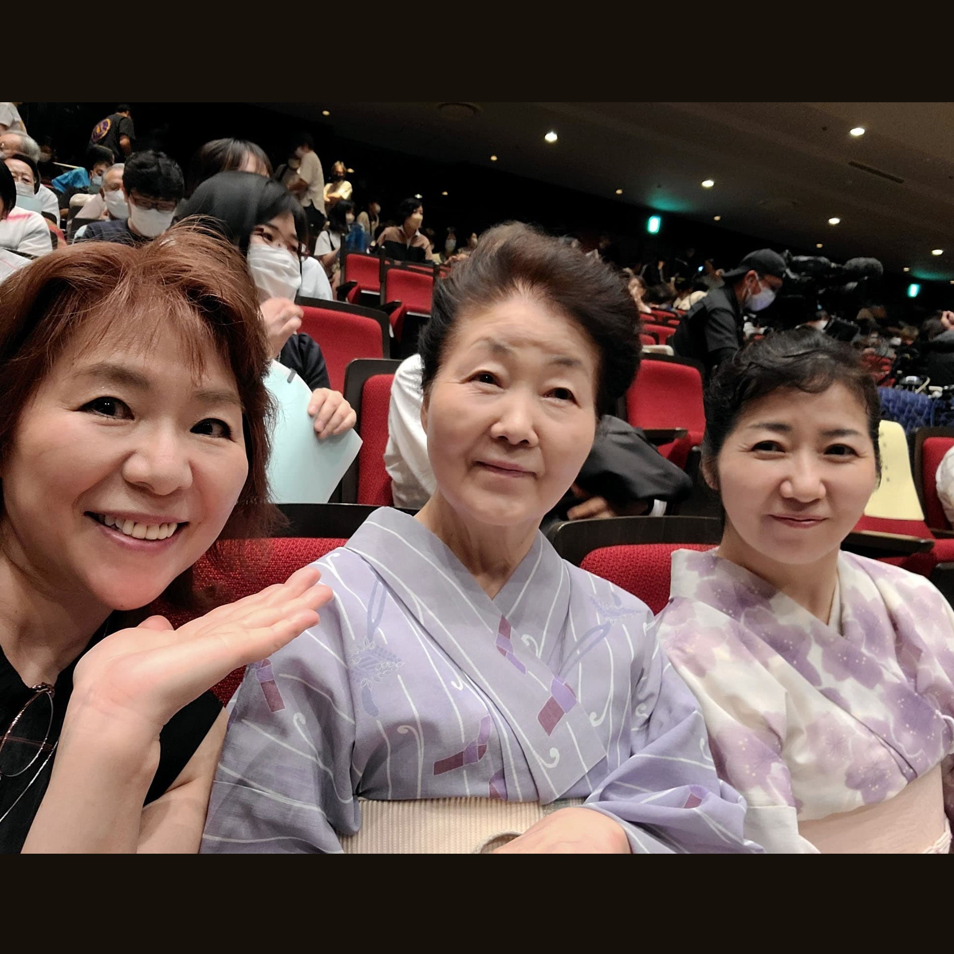 八戸市出身　八戸市文化協会会長　泉紫峰さん　８０代　
泉流師範　泉彩菜さん　５０代
の写真1