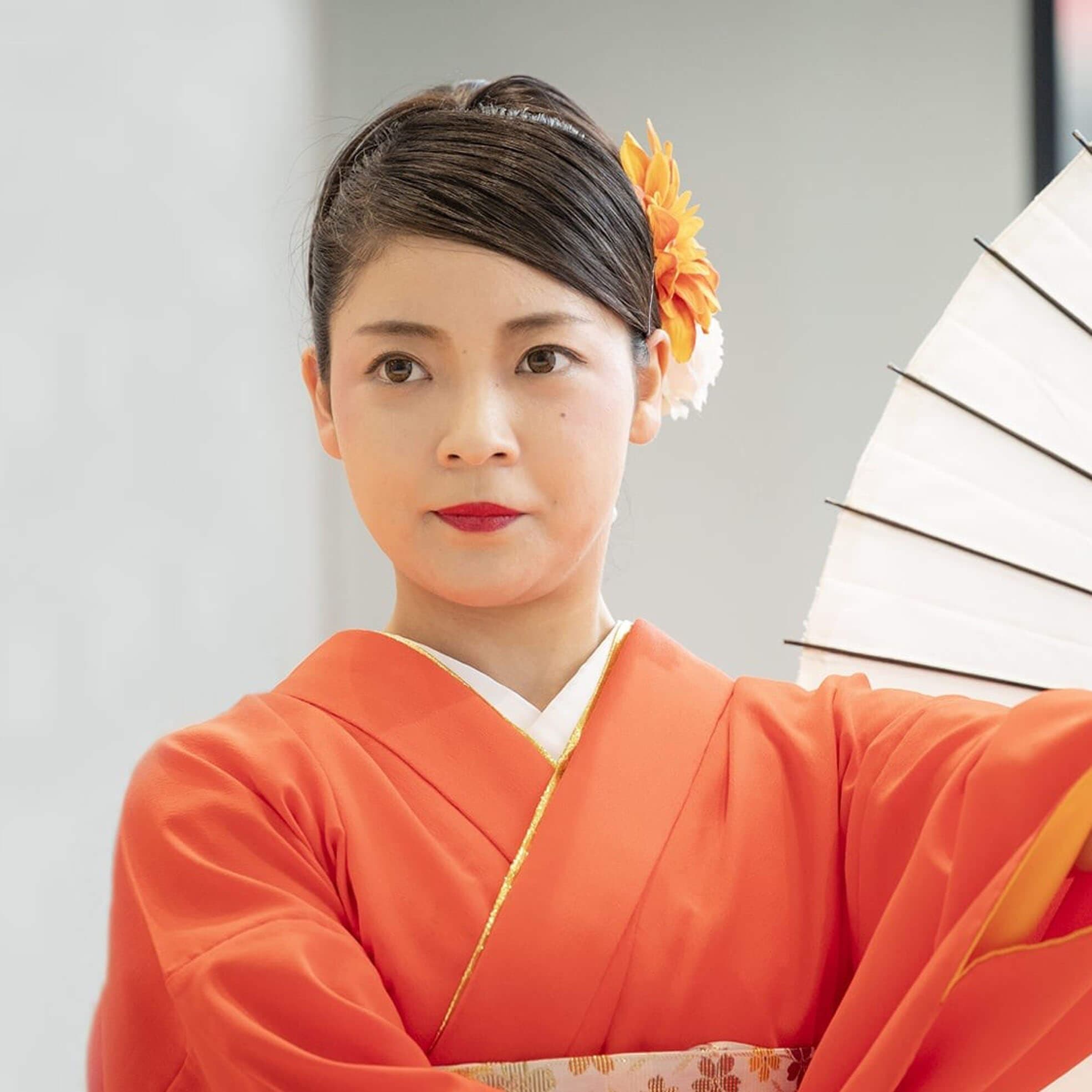 青森県第52代手踊り名人位 泉山華澄さん　
第46代手踊り名人位 藤本麻維さん　
第47代名人位 泉山千夏さんの写真1