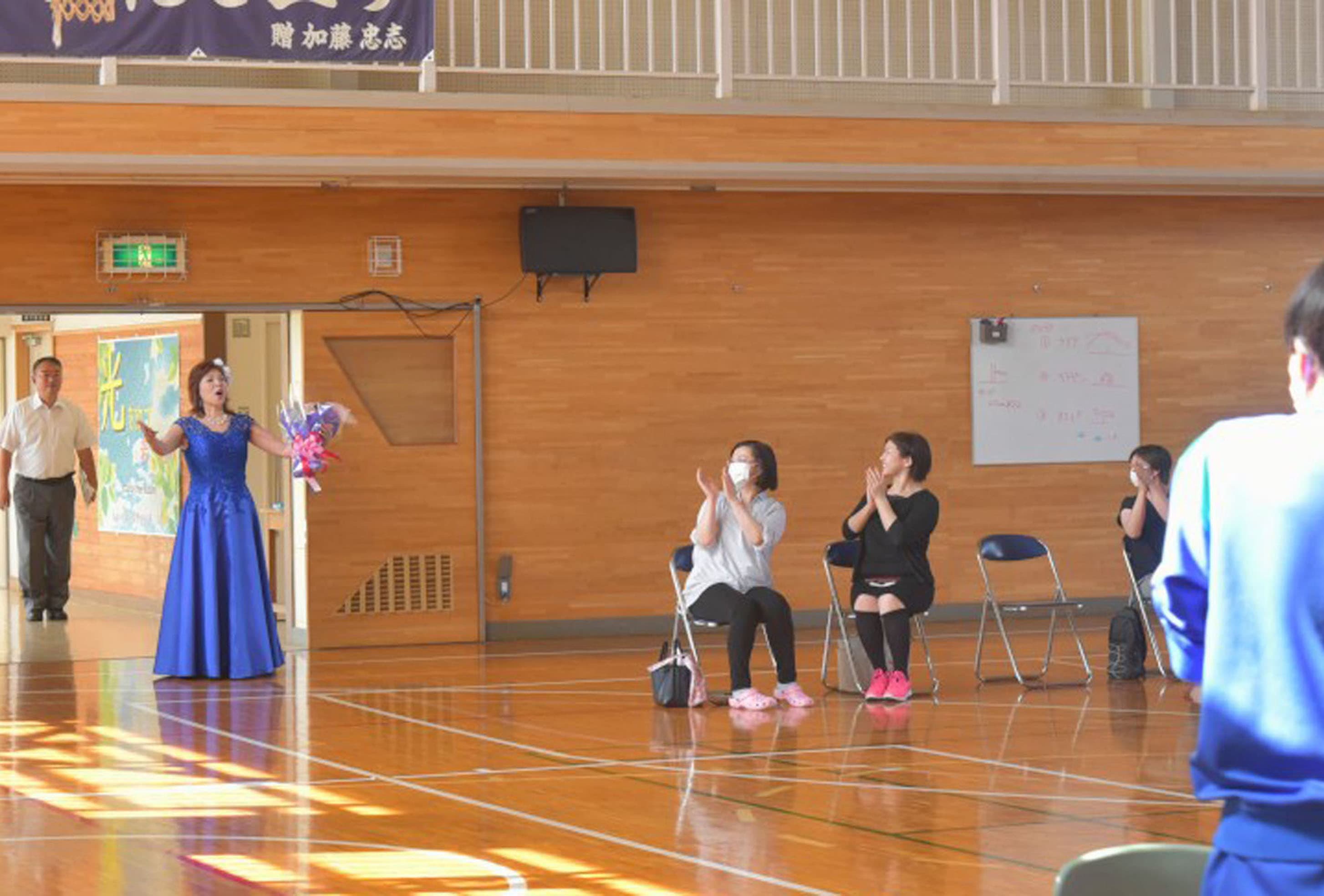 八戸市立江陽中学校岩舘昇校長先生＆生徒のみなさん（三年生）の写真2