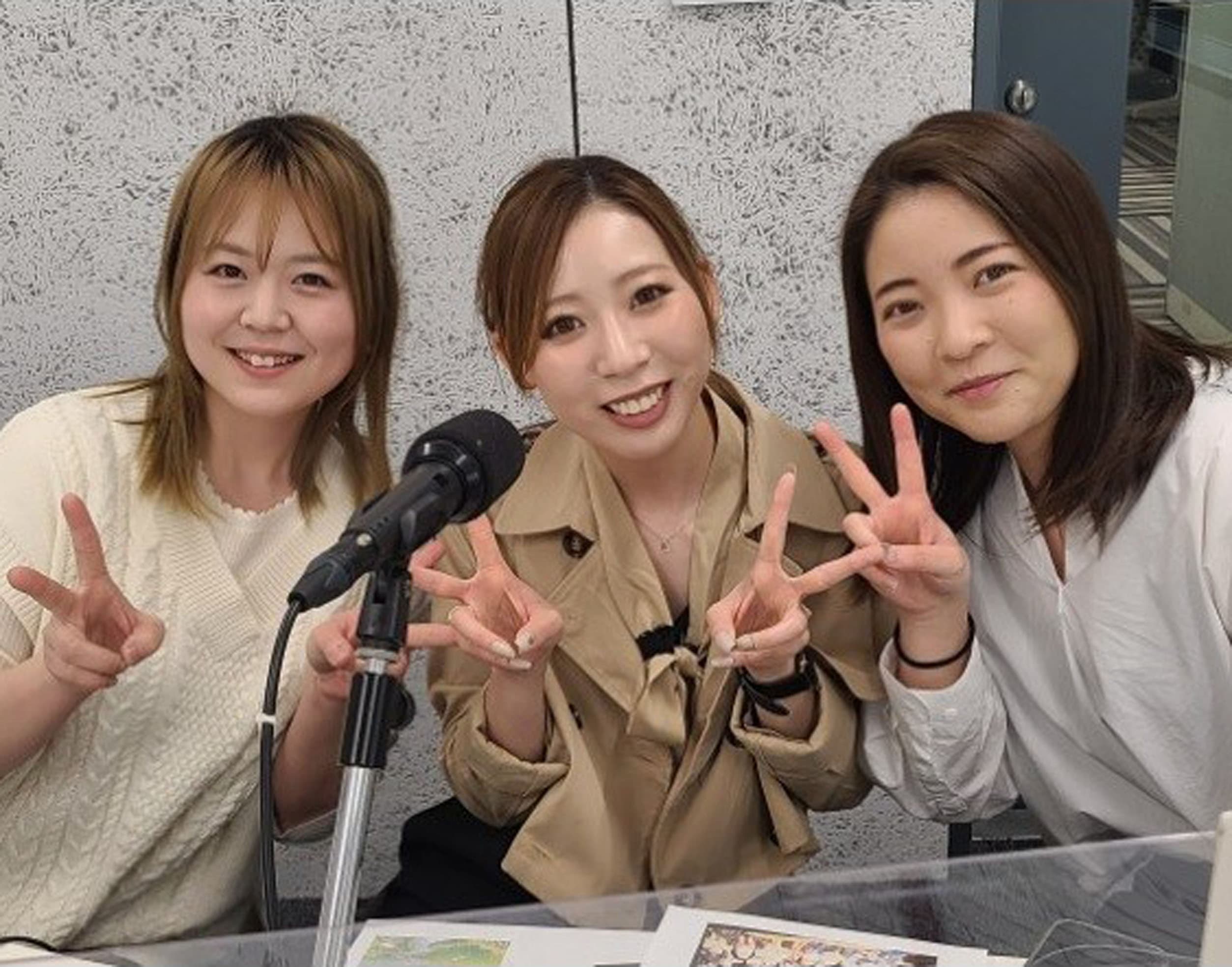 青森県第52代手踊り名人位 泉山華澄さん　
第46代手踊り名人位 藤本麻維さん　
第47代名人位 泉山千夏さんの写真3