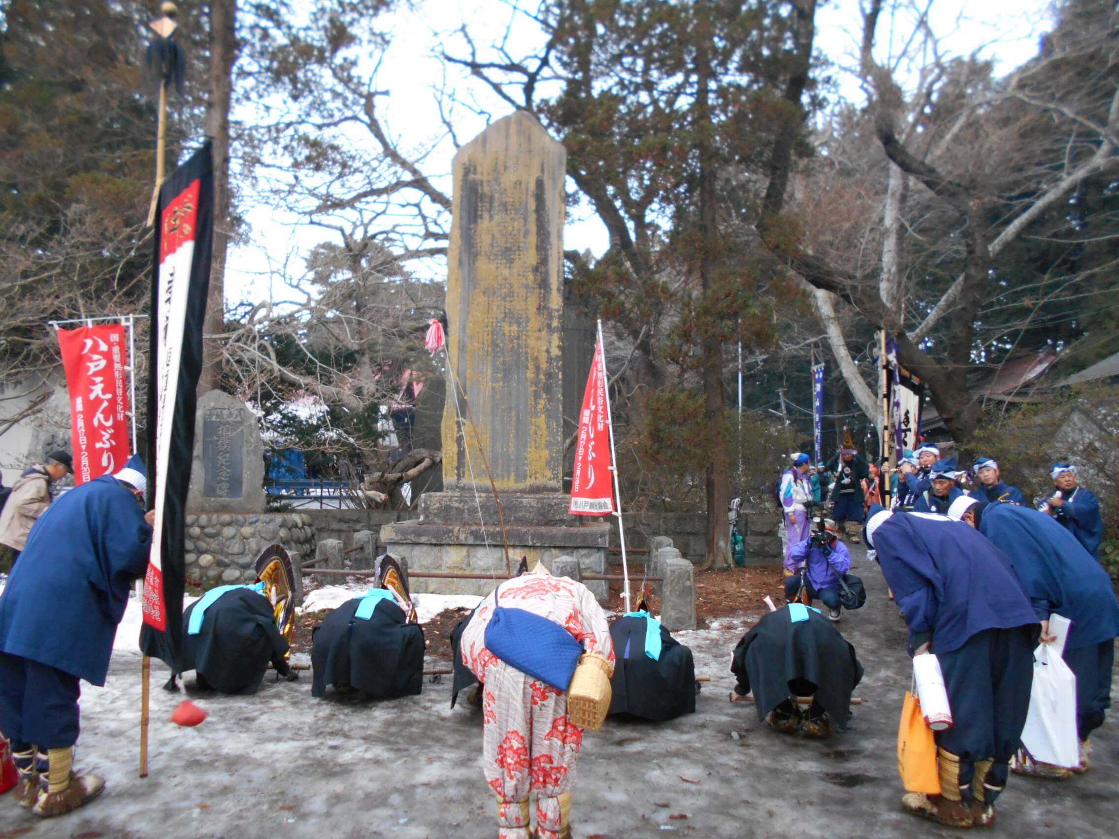 八戸のえんぶり（長者山新羅神社に建立された大澤多門を顕彰する頌徳碑に拝礼）