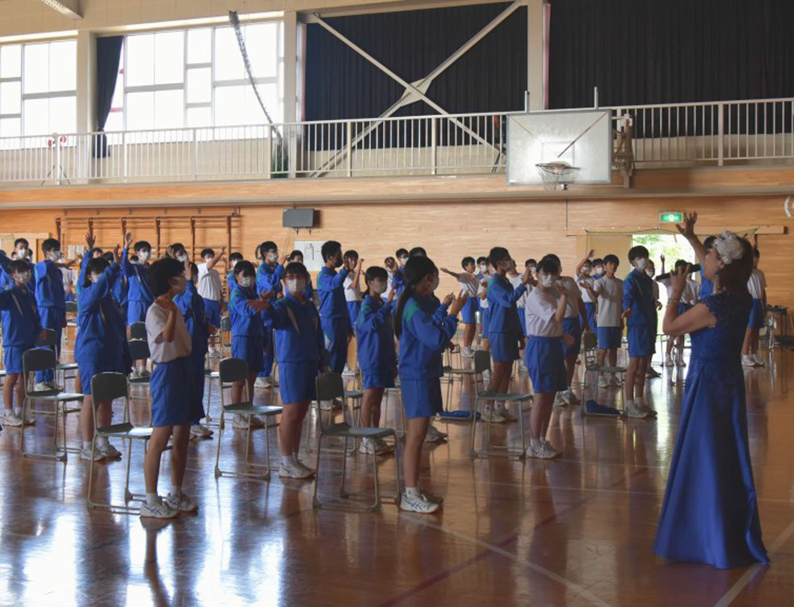 八戸市立江陽中学校岩舘昇校長先生＆生徒のみなさん（三年生）の写真3