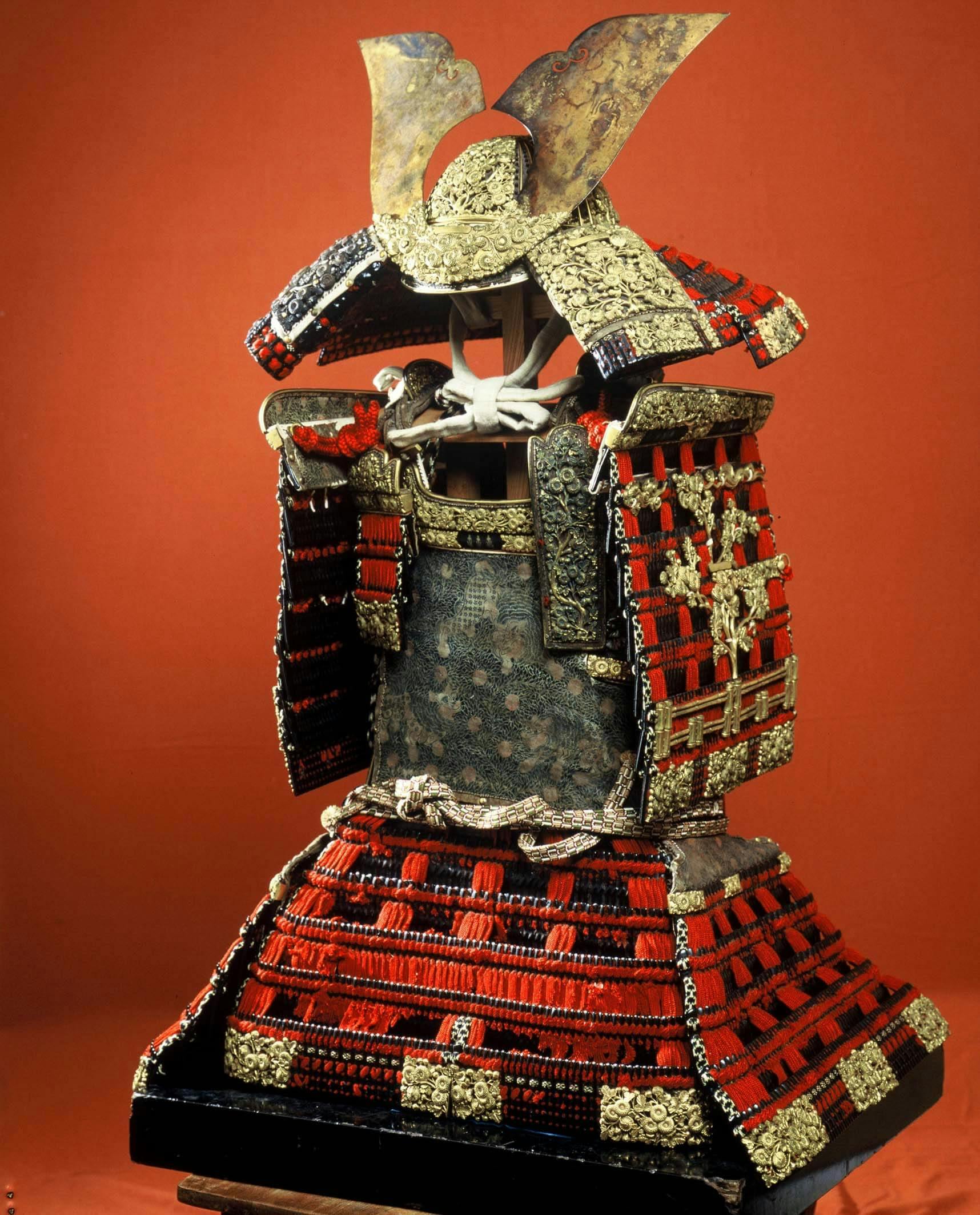 赤糸威鎧 兜、大袖付 附唐櫃（あかいとおどしよろい かぶと、おおそでつき つけたりからびつ）の画像
