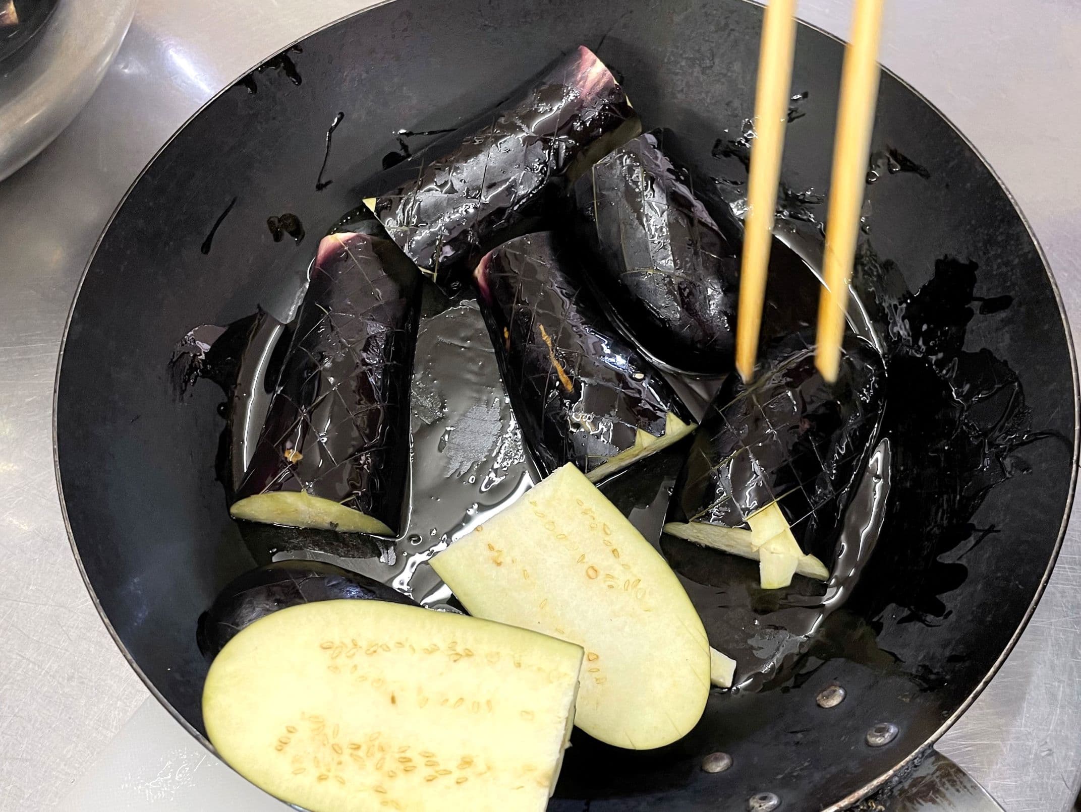 焼きに入る前に、からめるのがポイント。