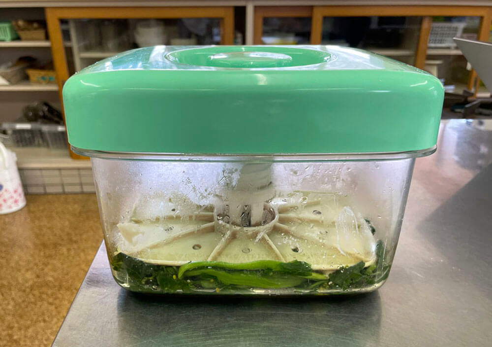 ③ 重石をして(容器によっては重石を使わず圧迫して)、半日~1日すると食べられる。