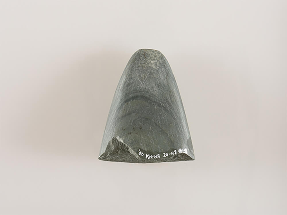 アオトラ石製石斧（中居遺跡出土）